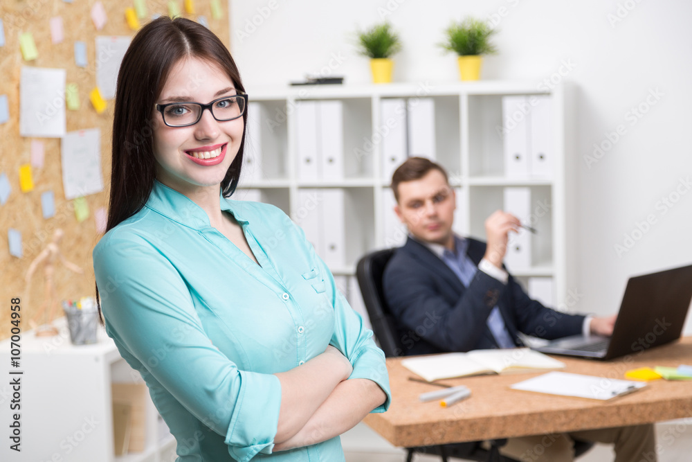 Obraz premium Biznesmen i bizneswoman w biurze