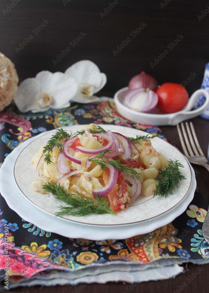 pasta with tuna,tomatoes and red onions pasta with tuna,tomatoes and red onions
