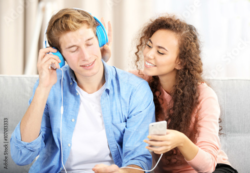 Teenager couple listening t...