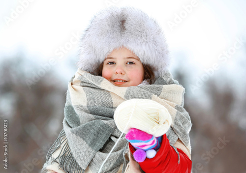 Little girl with winter clo...