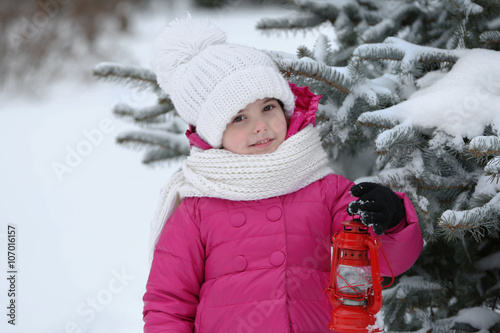Little girl with winter clo...