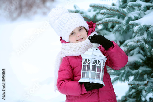 Little girl with winter clo...