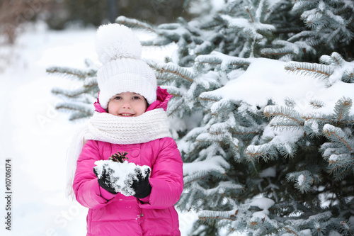 Little girl with winter clo...