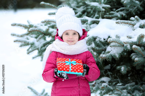 Little girl with winter clo...