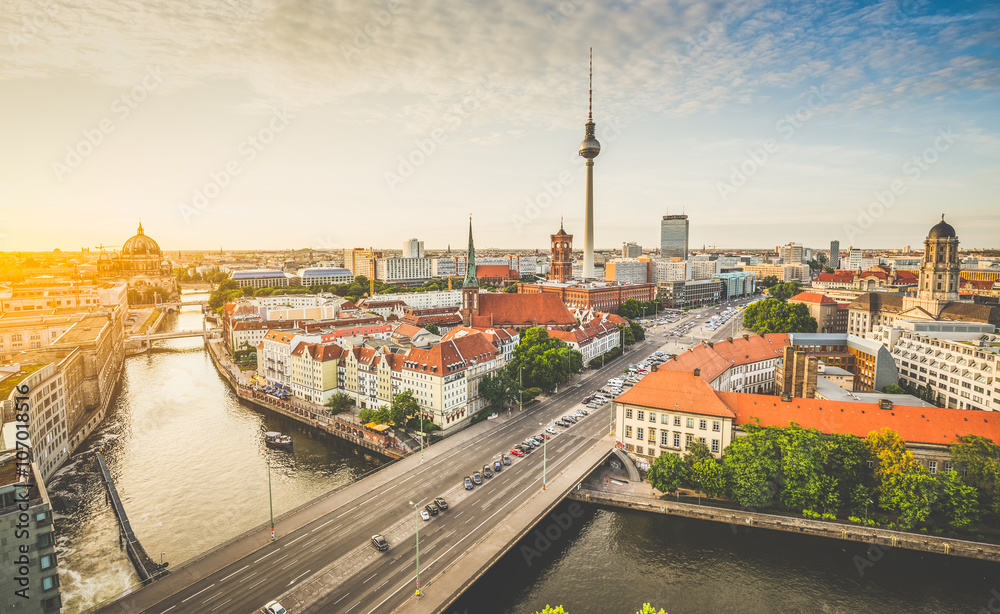Naklejka premium Panoramę Berlina ze Szprewą o zachodzie słońca, Niemcy