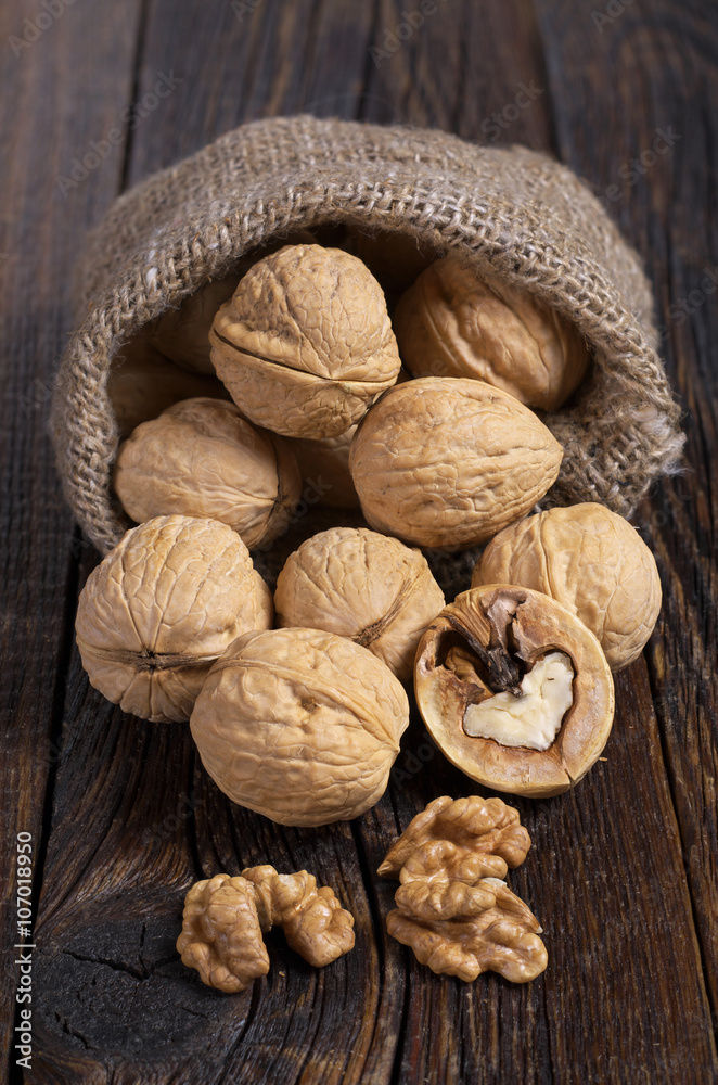 Walnut and kernels