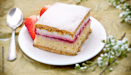 Creamy cake with strawberry