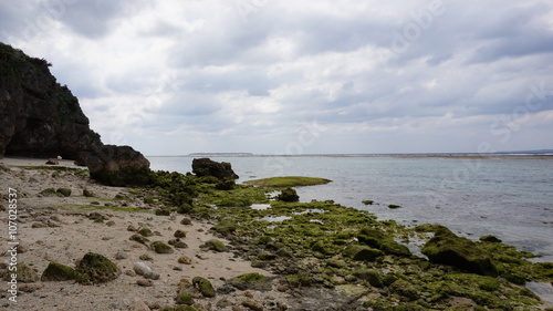 沖縄 瀬底島の美しい岩礁