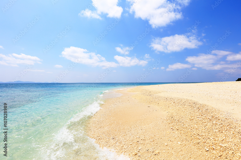 南国沖縄の綺麗な珊瑚の海と夏空