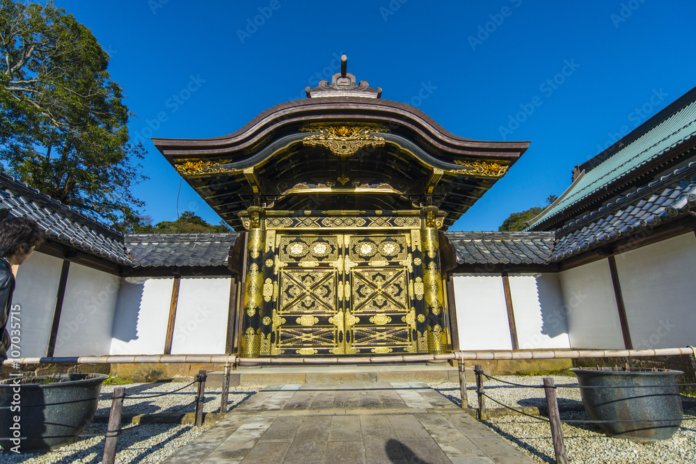 Fototapeta premium 伝統的な門に施された鮮やかな金細工、鎌倉、建長寺の唐門