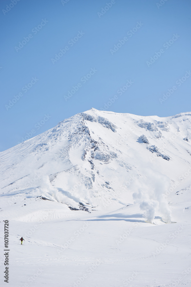 Obraz premium 大雪山・旭岳・噴気孔とスキーヤー 