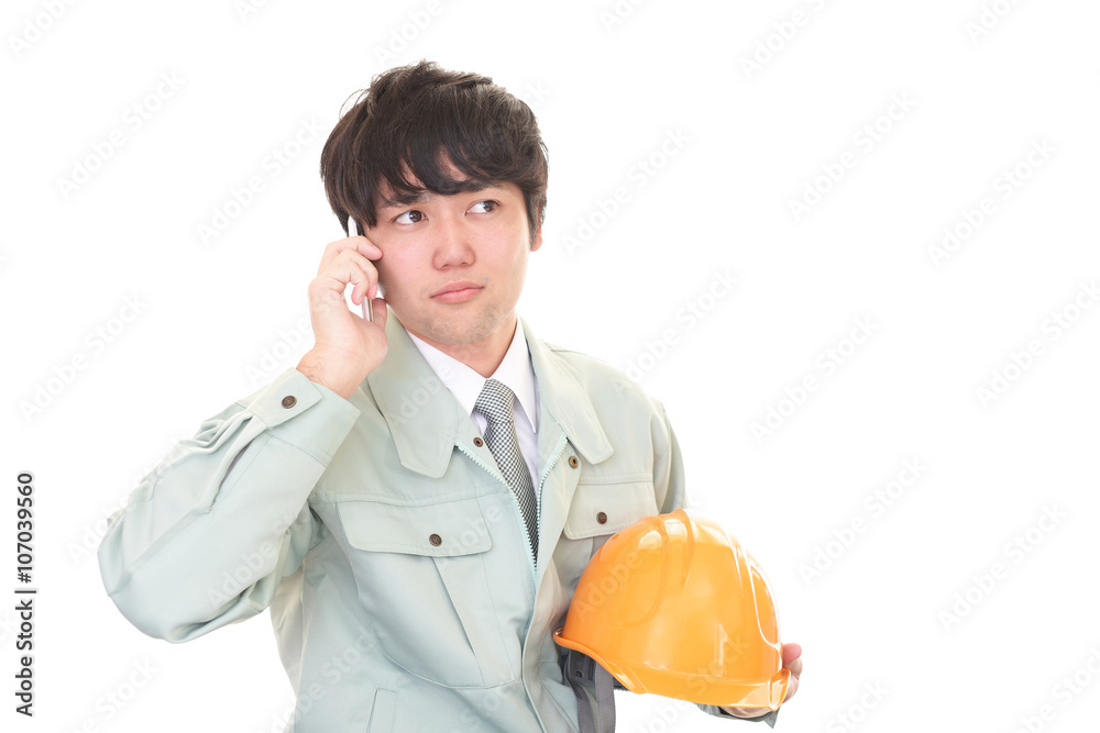 不安そうな表情の労働者