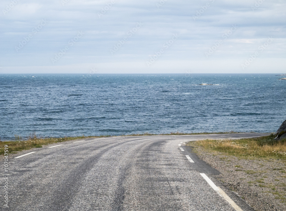 Obraz premium Strasse/eine Straße direkt am Varangerfjord in Nordnorwegen