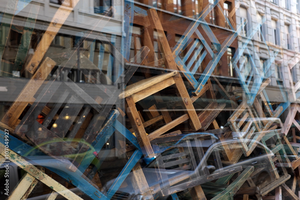 Vieilles chaises empilées dans une vitrine Vieilles chaises empilées dans une vitrine