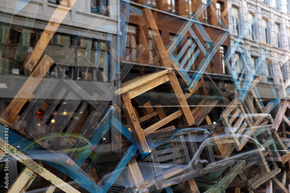 Vieilles chaises empilées dans une vitrine