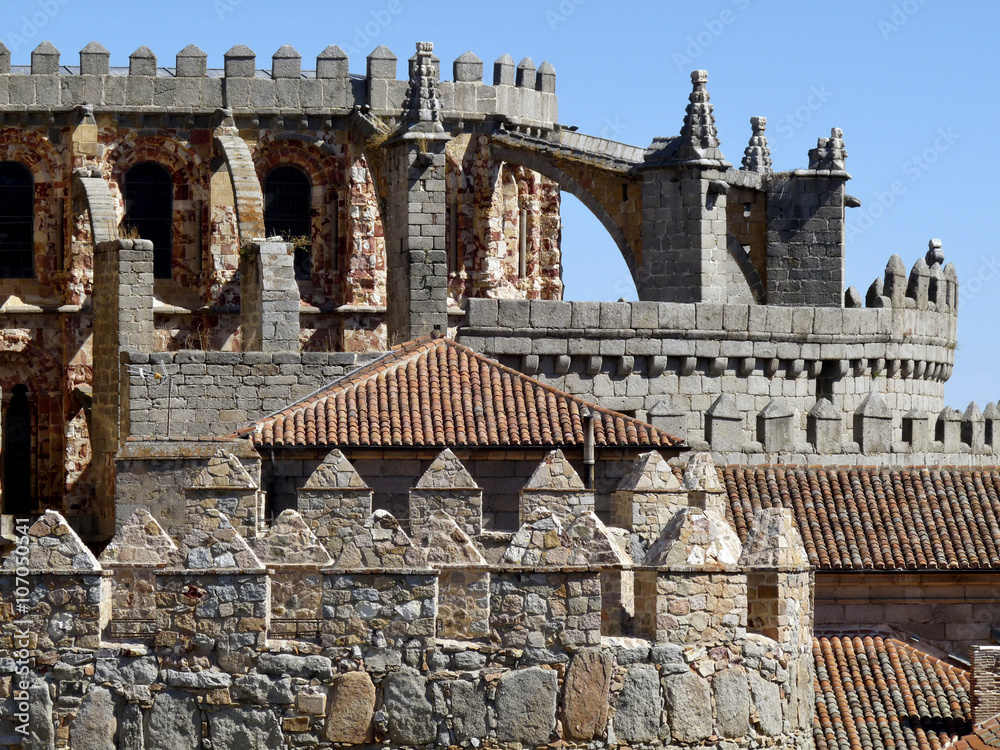 La Catedral de Cristo Salvador de Ávila de estilo gótico, Castilla y León, España. Templo y fortaleza, su ábside es uno de los cubos de la muralla de la ciudad.