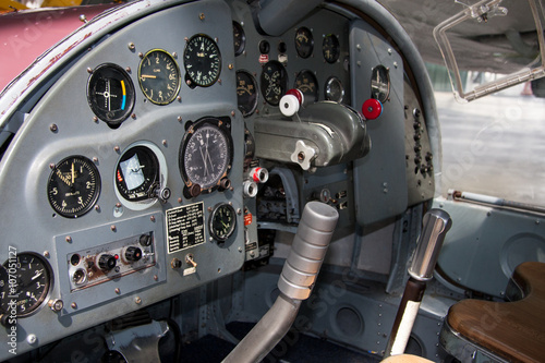Steuerung im Cockpit eines älteren Flugzeugs