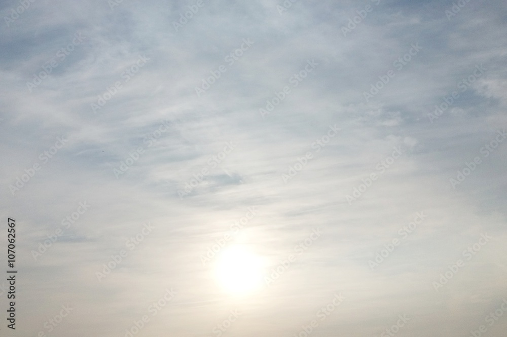 Obraz premium Sun on cloudy sky 