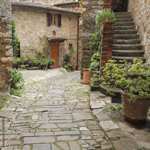 Fototapeta Naklejka Na Ścianę i Meble -  stone road leading to the beautiful tuscan house in village Mont
