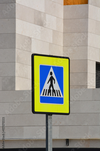 señal indicadora de paso de peatones photo
