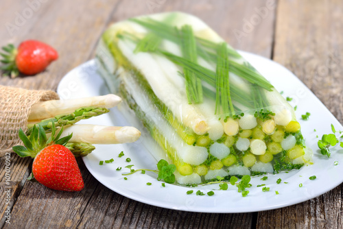 Tableau sur toile Veganes Spargelgelee mit weißem und grünem Spargel in pflanzlichem Gelee - Veget