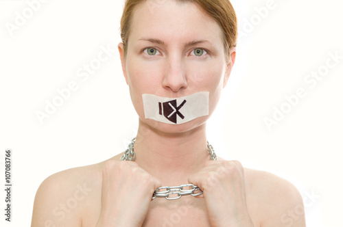 girl mouth shut collar chain