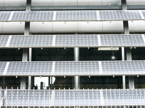 Solarpanel einer großen Anlage mit Photovoltaik eines modernen Bürogebäude im Gewerbegebiet in Asemissen bei Bielefeld und Leopoldshöhe am Teutoburger Wald in Ostwestfalen-Lippe