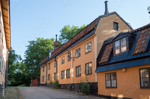 Äldre välbevarade hus från sekelskiftet på en charmig och lu photo