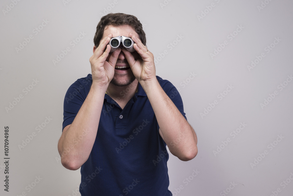 Homem com binóculo Homem com binóculo