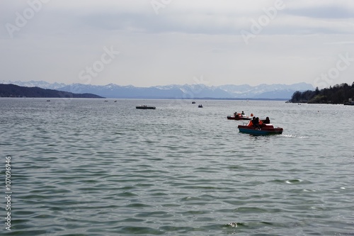 Am Starnberger See: mit dem Tretboot Richtung Berge