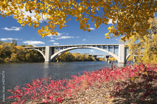 Fotografija Autumn colors with Ford Parkway bridge over the Mississippi River, Minnesota