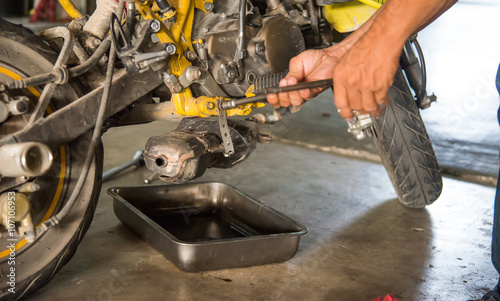 Hand screw the oil change.