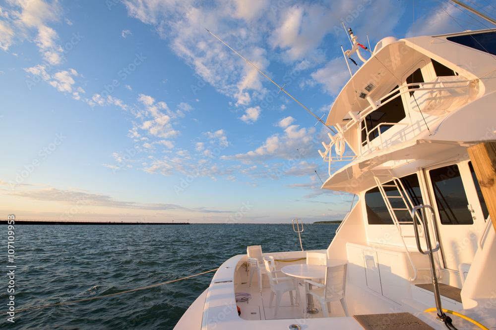 Obraz premium Luxury boat on the lake