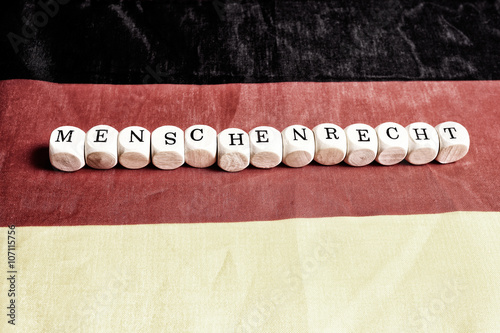 Menschenrecht, Buchstabenwürfel auf Deutschlandfahne
