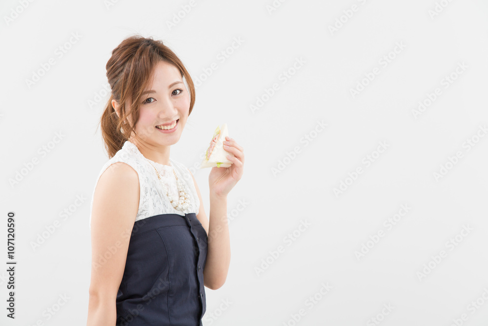 Obraz premium サンドイッチを持つ女性