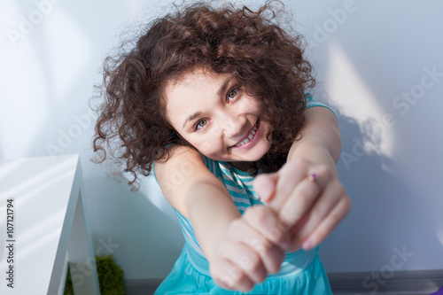 Foto Portrait of a beautiful young girl with brown curly hair