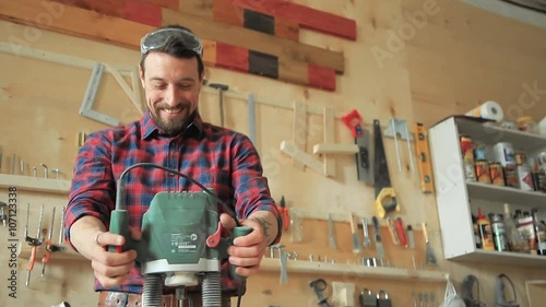 The master carpenter works with a milling machine