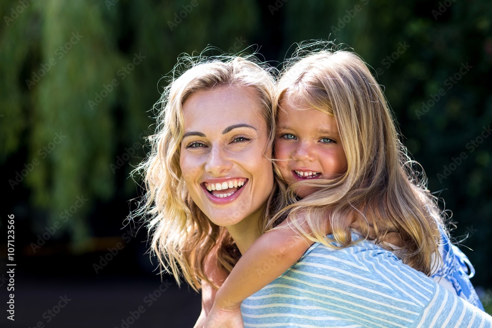 Obraz premium Zakończenie szczęśliwa matka z córką w stoczni