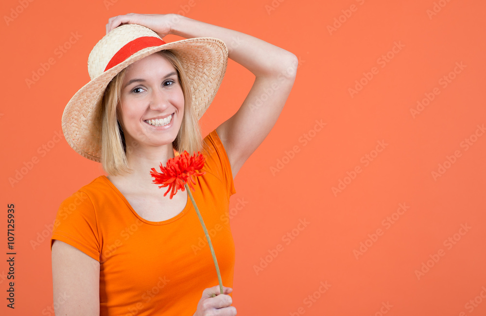 frau mit sonnenhut und blume frau mit sonnenhut und blume