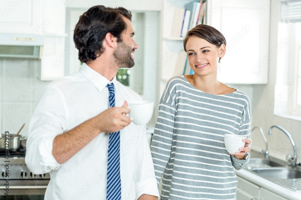 Obraz premium Businessman interacting with happy woman while drinking coffee