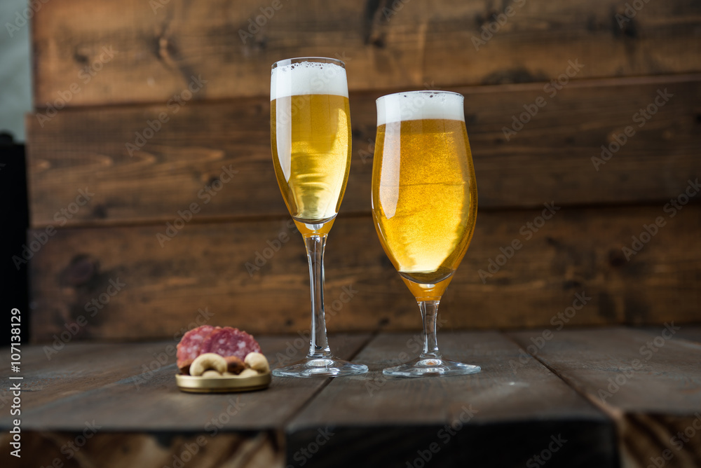 ビール、グラス、飲み会、乾杯、バー、アルコール、つまみ ビール、グラス、飲み会、乾杯、バー、アルコール、つまみ