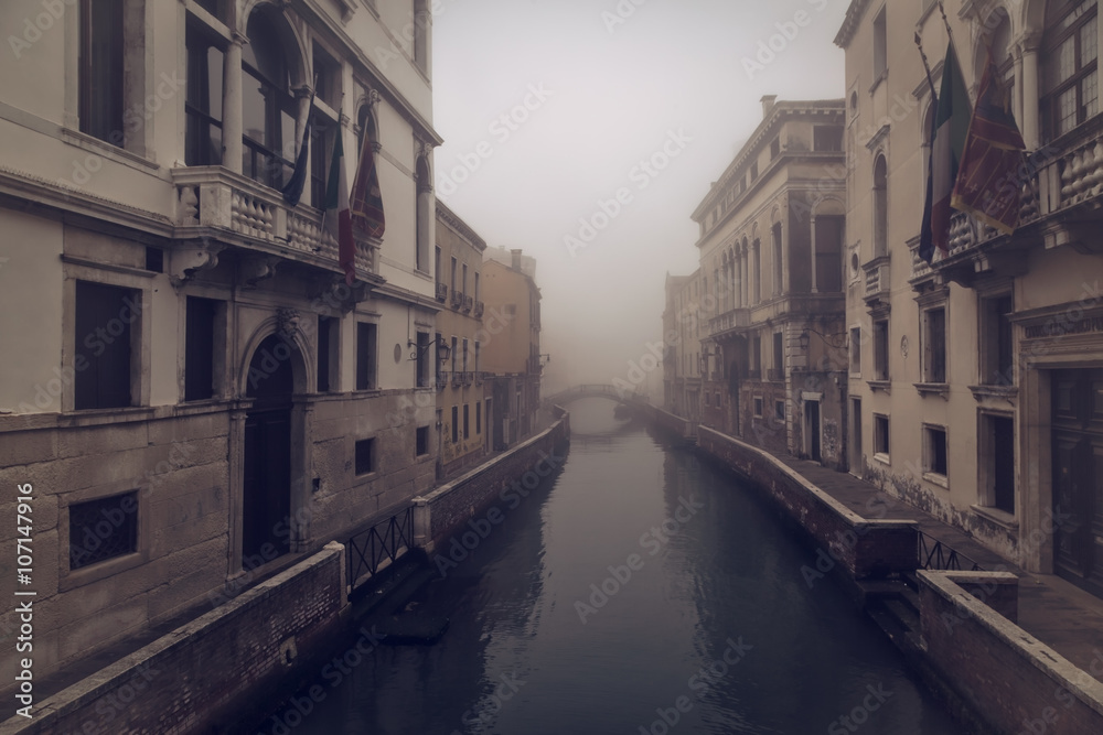 Naklejka premium Early morning mist on a canal in venice