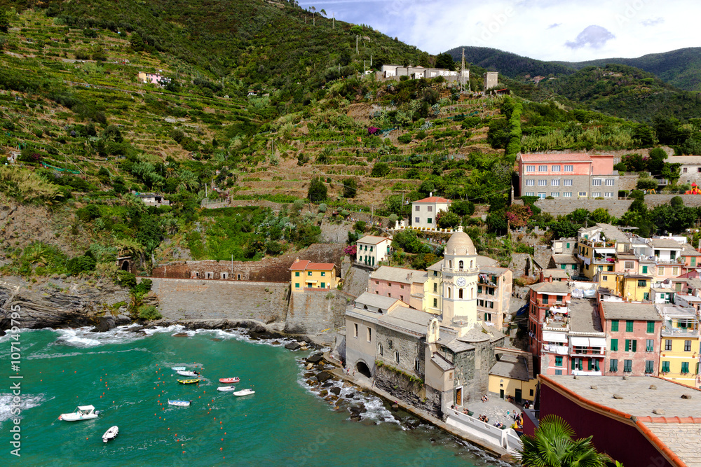 Panoramic view of italian village Vernazza, cinque Terre, Liguria