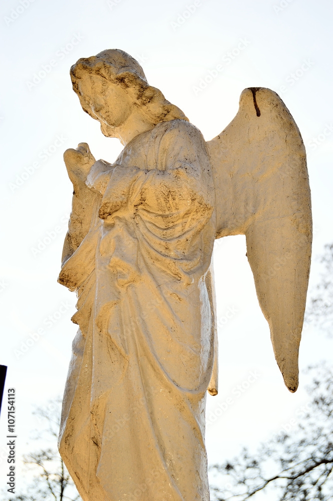 Obraz premium Figura na cmentarzu