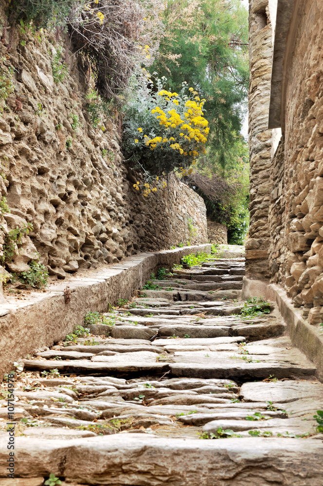 Fototapeta aleja z kamiennymi schodami wsi Korsyka
