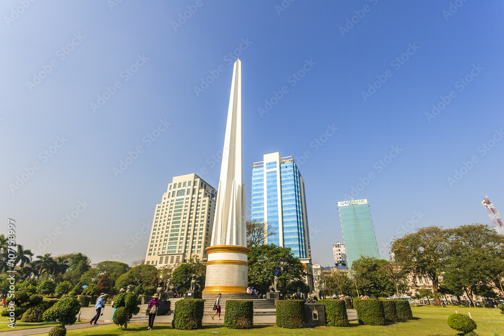 Burmese people visit at Independence Monument in Mahabandoola park in ...