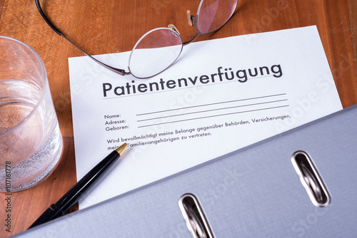 Patientenverfügung mit Ordner Brille und Füller