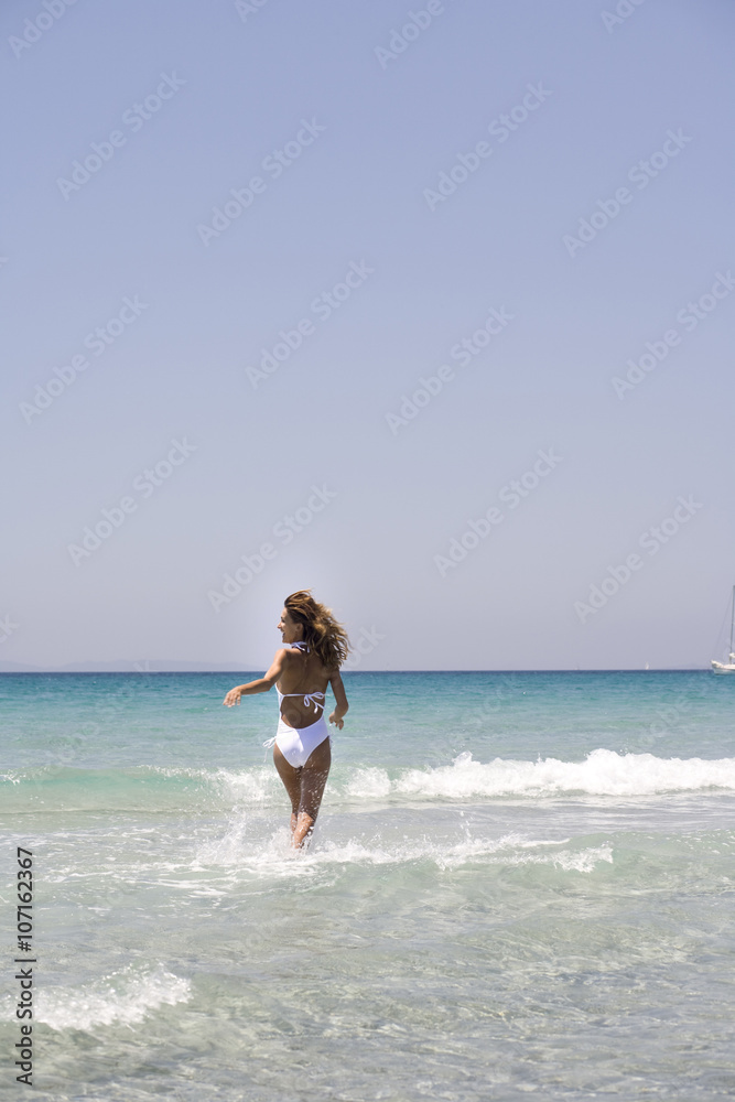 femme qui court dans la mer turquoise femme qui court dans la mer turquoise