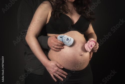Werdender Vater umfasst seine schwangere Frau  photo