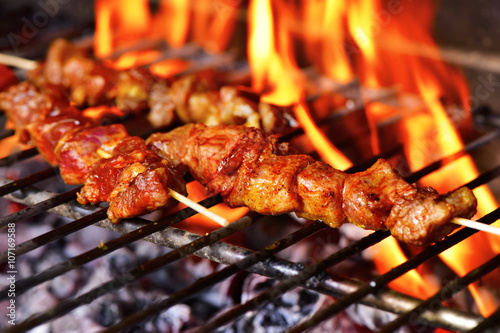 Photo meat skewers in a barbecue